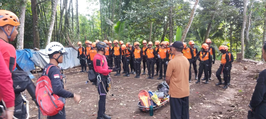 PENDAMPINGAN PELATIHAN DASAR PENCARIAN DAN PERTOLONGAN 