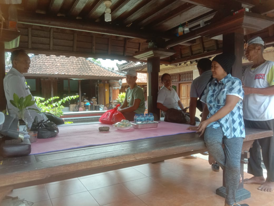 PEMDES MARGA DAJAN PURI MENJENGUK ANGGOTA PKK