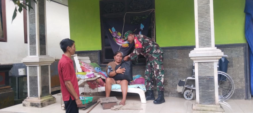 PENYERAHAN BANTUAN SEMBAKO DARI KORAMIL